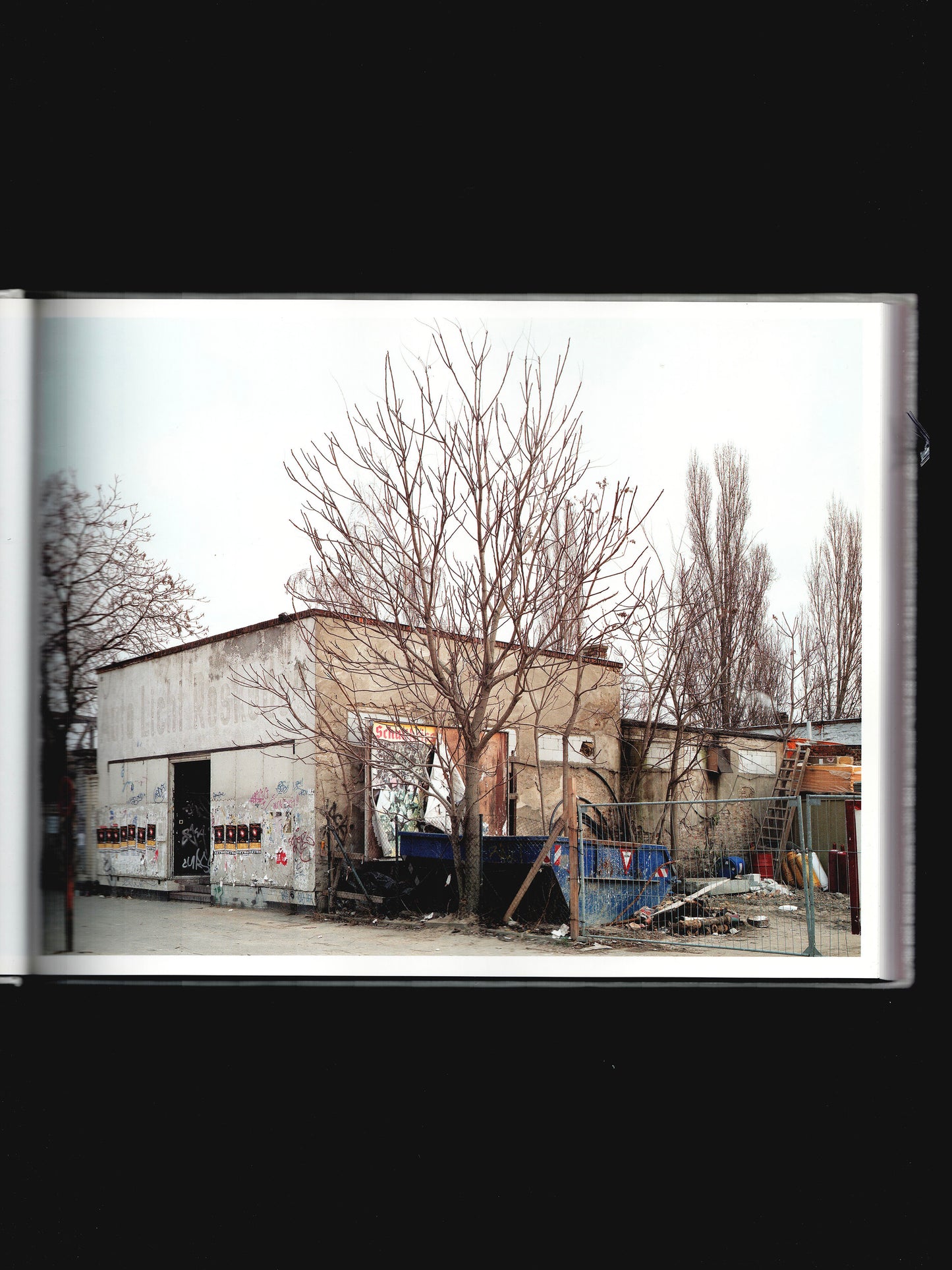 TEMPORARY SPACES (2001)