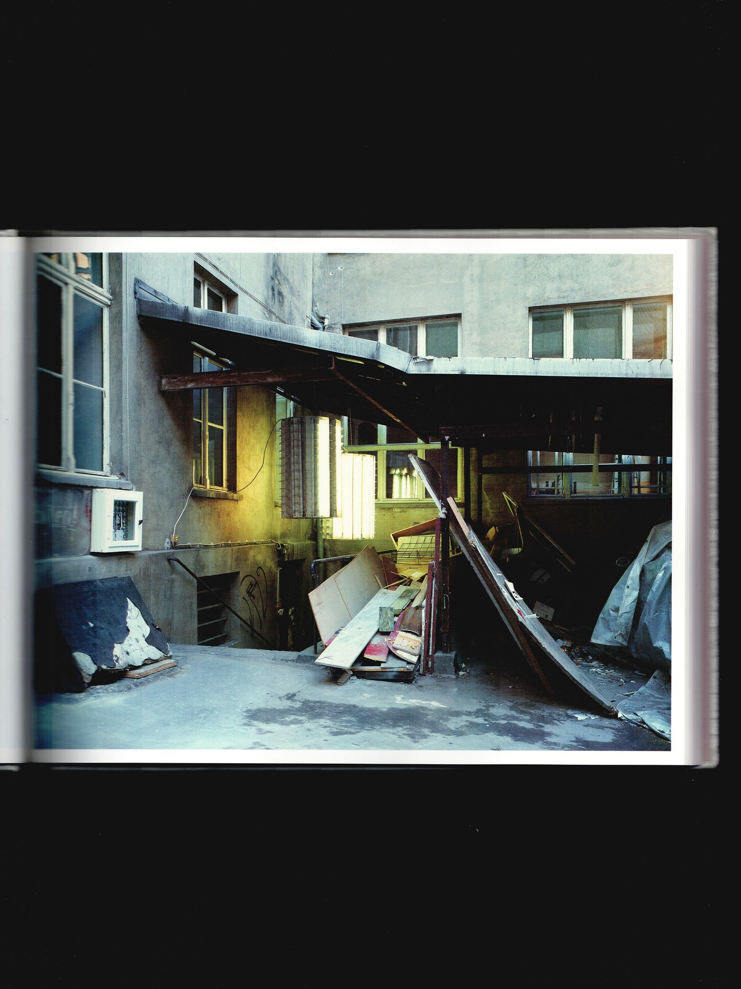 TEMPORARY SPACES (2001)