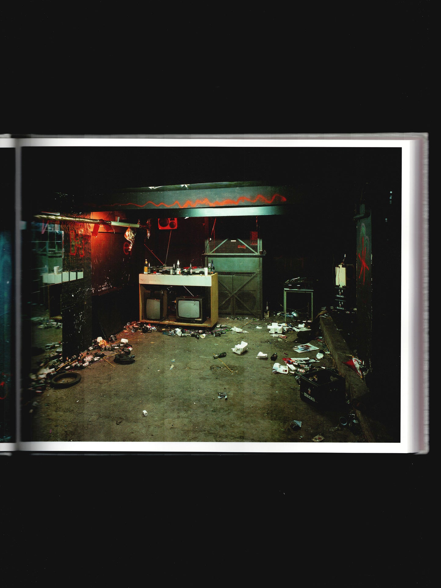 TEMPORARY SPACES (2001)